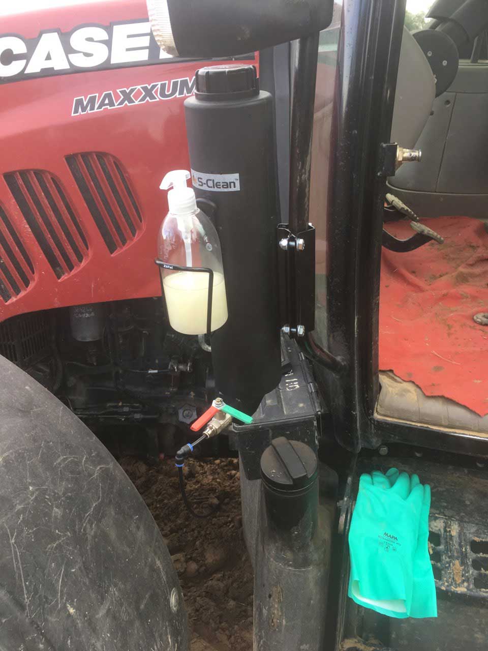 
          S-Clean, le lave-mains qui suit l’agriculteur sur le tracteur