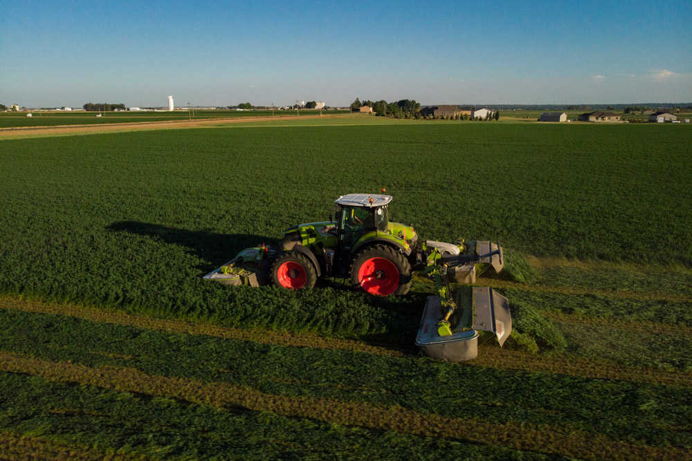 
          CLAAS : 141,1 hectares de luzerne récoltés en 8 heures
