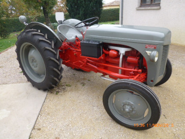 
           Jean-Francis Gigante, vice-président du Club Ferguson France et ami de la Boutique du Tracteur nous démontre sa passion de restaurer les vieux tracteurs