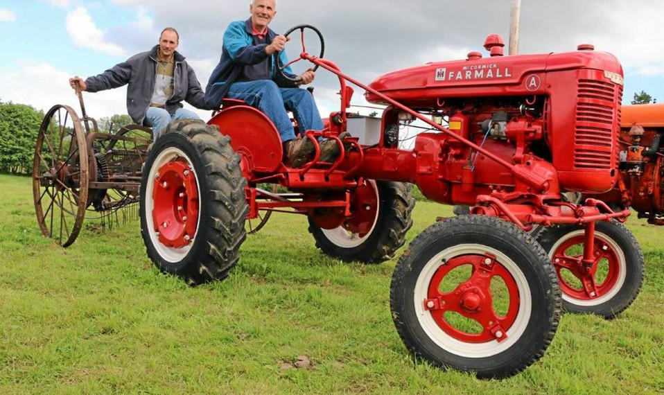 
           Gilbert et Yannick redonnent vie aux vieux tracteurs 