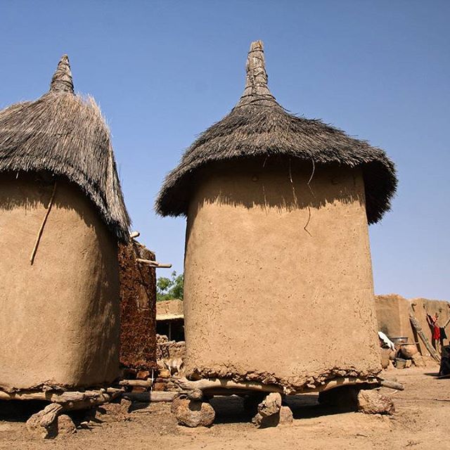 
            Le stockage des produits vivriers et semenciers usant des méthodes et dispositifs traditionnels:  Les structures fermées; tel que les greniers en «banco»
