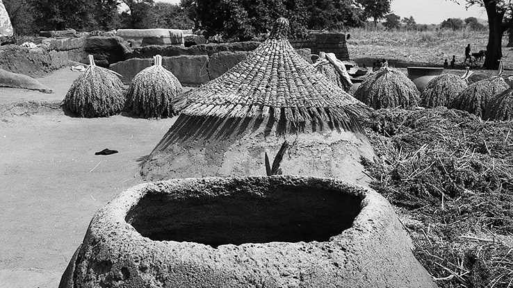 
            Le stockage des produits vivriers et semenciers; usant des méthodes et dispositifs traditionnels:  Les structures fermées; tel que les greniers enterrés