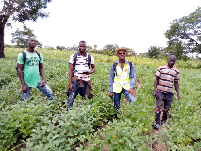 Visite de terrain avec les agents de Soy-C02 