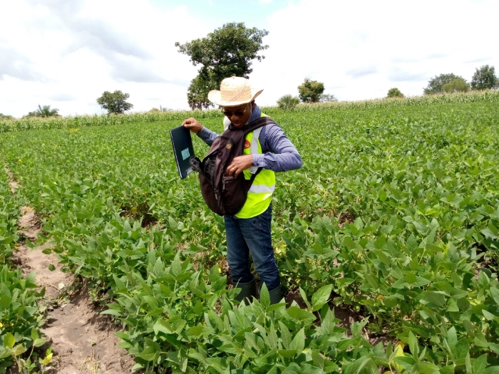 Visite de terrain avec les agents de Soy-C02 