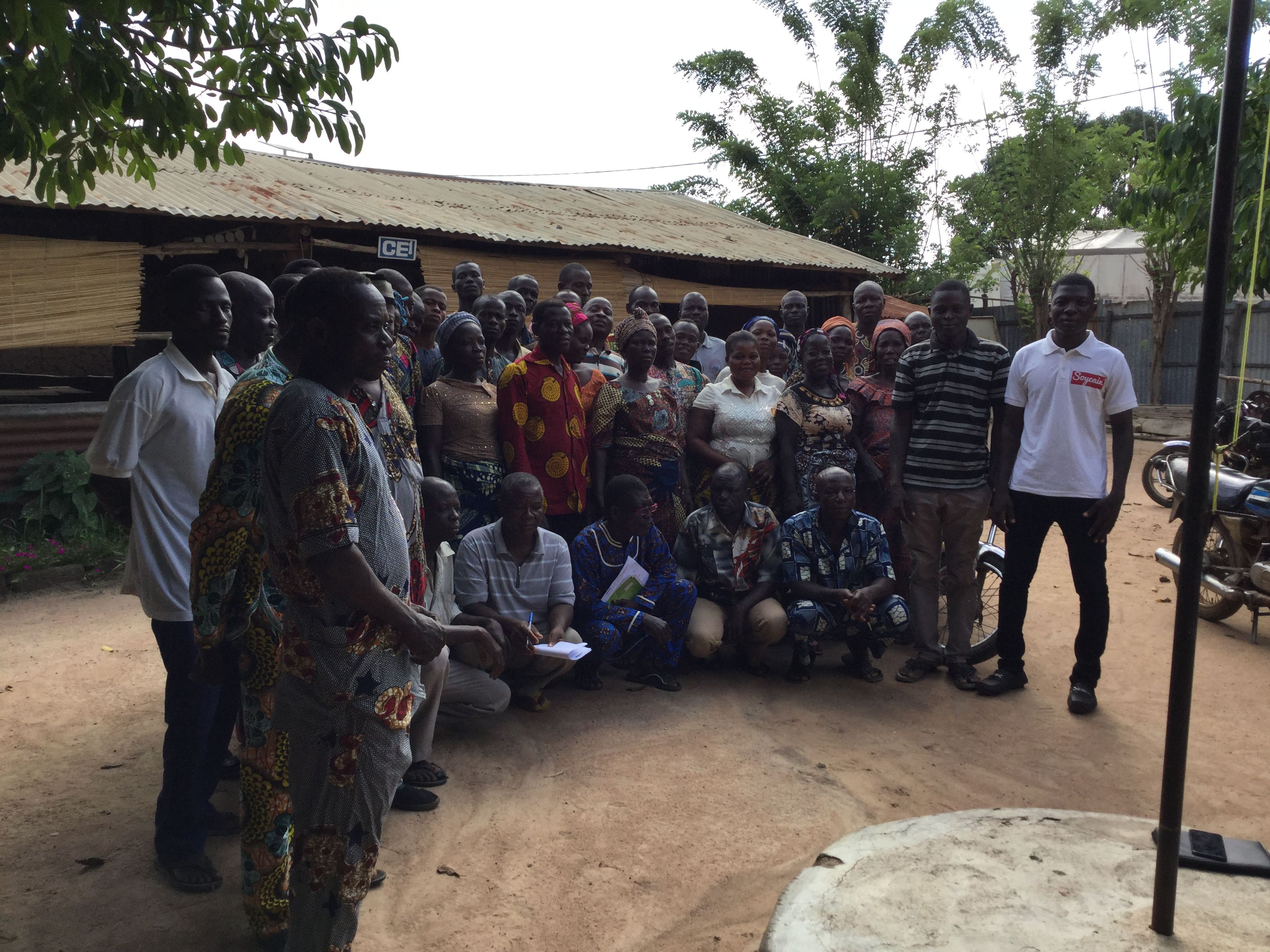 Séance d'échanges et de formation des producteurs sur la production biologique pour le respect strict des normes bio suivi du signature des fiches d'engagement dans la commune de Ouèssè chez Soycain Bénin