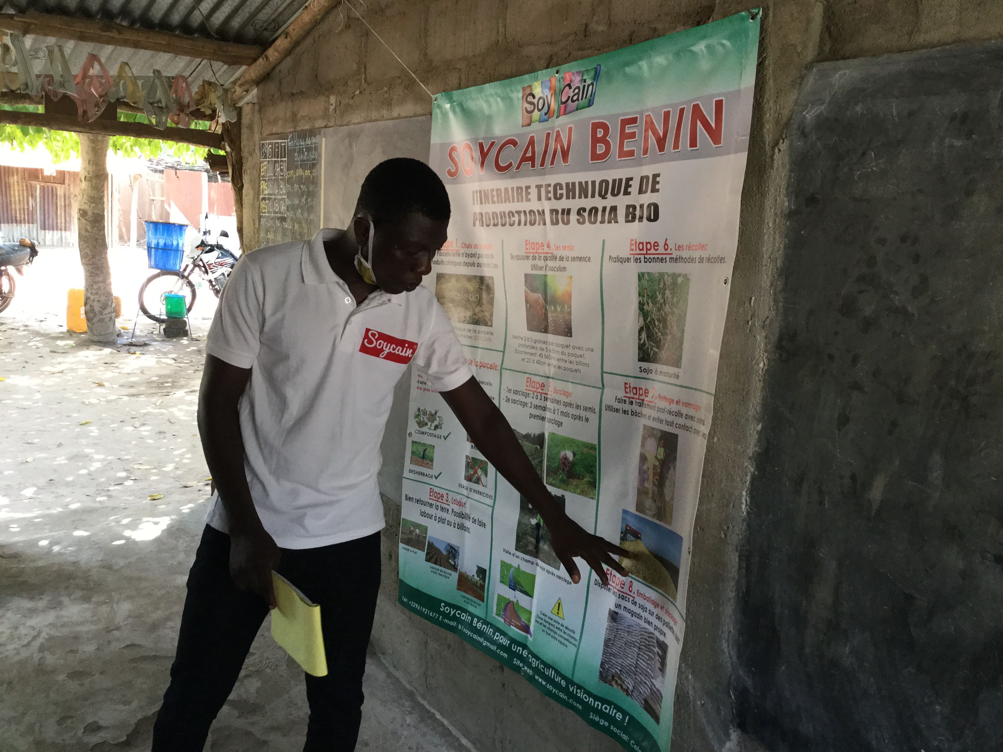 Séance d'échanges et de formation des producteurs sur la production biologique pour le respect strict des normes bio suivi du signature des fiches d'engagement dans la commune de Ouèssè chez Soycain Bénin