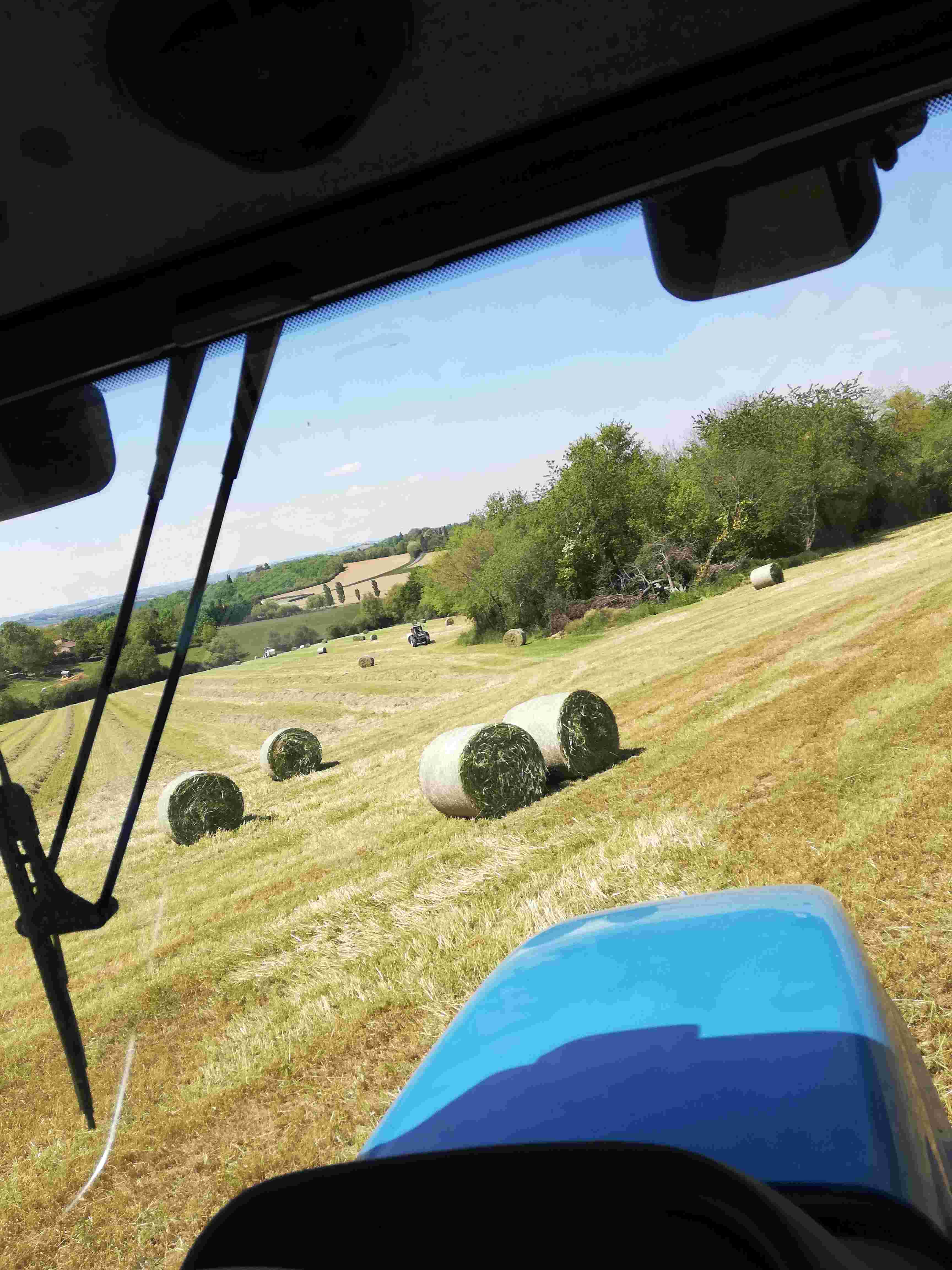 
          Récolte des foins préfanner en enrubannage mélange graminées et Ray grass en haute Garonne