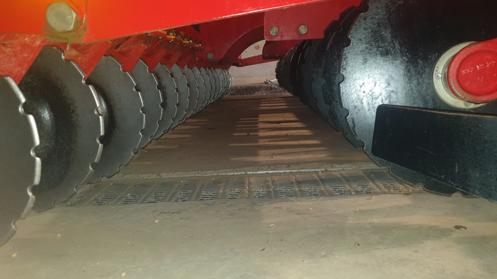 
          A vendre semoir Vaderstad Seed Drill 400S de 2016 en trés bon état , n'a semer que 300HA , 4 mètres de largeur de semis, toutes options Traceurs de prélevée neuf (jamais monté) capacité trémie 3T600