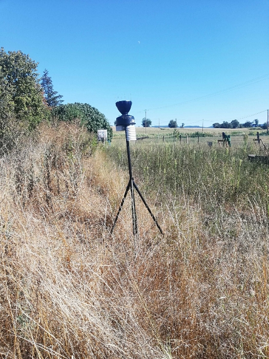 
          Station météo acec hygromètre et pluviomètre.. Beaucoup de producteurs céréaliers dans le Sud Ouest sont équipés certains ont aussi l'anemometre en plus. 
