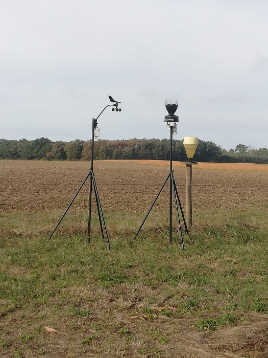 
          Bonjour station meteo hygromètre pluviomètre anémomètre et thermomètre.. On peu voir l'ancien pluviomètre. Secteur Haute-Garonne 