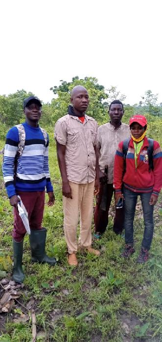 Visite d'identification et de contrôle de parcelles  à Dokoundji / commune de Glazoué SoyCain et Zénith Compagnie. Le but est d'identifier les parcelles qui sont éligibles à la production biologique de soja. Les critères d'éligibilité sont les suivantes : terre fertile sans utilisation il y a au moins trois ans de produits chimiques ou terre en jachère, pas de brûlis, terre au dessus d'une pente. 
Tout ceci pour restaurer nos sols et avoir une alimentation saine.