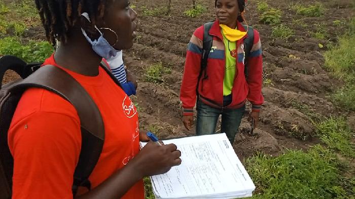 Visite d'identification et de contrôle de parcelles  à Dokoundji / commune de Glazoué SoyCain et Zénith Compagnie. Le but est d'identifier les parcelles qui sont éligibles à la production biologique de soja. Les critères d'éligibilité sont les suivantes : terre fertile sans utilisation il y a au moins trois ans de produits chimiques ou terre en jachère, pas de brûlis, terre au dessus d'une pente. 
Tout ceci pour restaurer nos sols et avoir une alimentation saine.