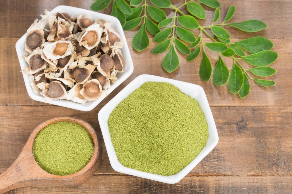 
          LE MORINGA

Du nom scientifique Moringa oleifera, le Moringa est une plante oleifère ou oléagineuse de la famille des Moringaceae .

Connue pour son efficacité,la semence du Moringa intervient pour pallier diverses maladies. Elle est plébiscité pour ses diverses propriétés.

Elle regorge d’innombrables vertus nutritionnelles et sanitaires que nous allons vous faire découvrir dans les lignes qui suivent .

Plusieurs études scientifiques ont révélé que la consommation quotidienne de la graine du Moringa a beaucoup d’effets sur le corps.

Voici les principales propriétés de plante

✓ Booster le système immunitaire et lutter contre les maladies.

Plébiscité en France pour son fort taux en vitamine C, les graines constituent une meilleure solution pour stimuler le système immunitaire. Sa richesse en vitamine sert à lutter contre les agents infectieux et les radicaux libres.

✓ Diminuer la tension artérielle

. Suivez l'intégralité de l'article ici 👇