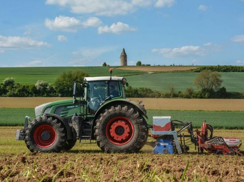 
           Outils agricoles Baertschi/Oekosem-P; une machine mise au point pour la betterave à sucre