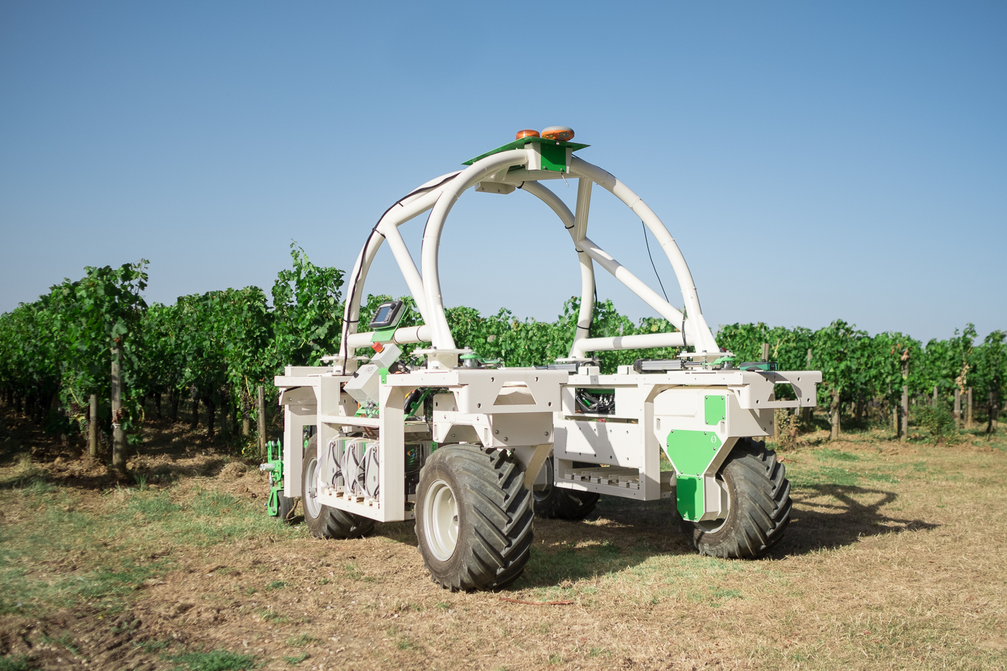 
           Le robot autonome polyvalent pour le désherbage viticole TED de Naio Technologies