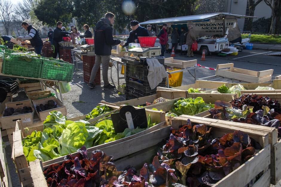 
            25 % des marchés alimentaires vont rouvrir, avec des mesures sanitaires drastiques