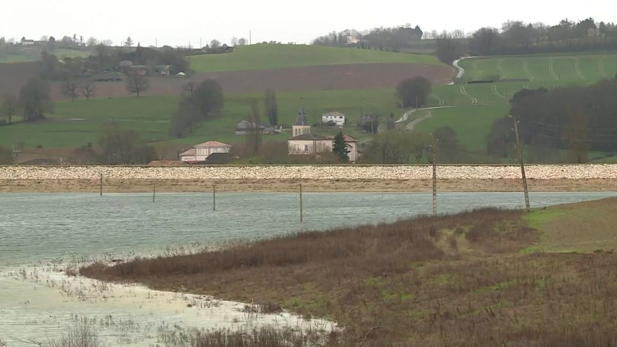 
          Des agriculteurs du Lot-et-Garonne menacent d'installer des “barrages filtrants“ autour du ”lac de Caussade”