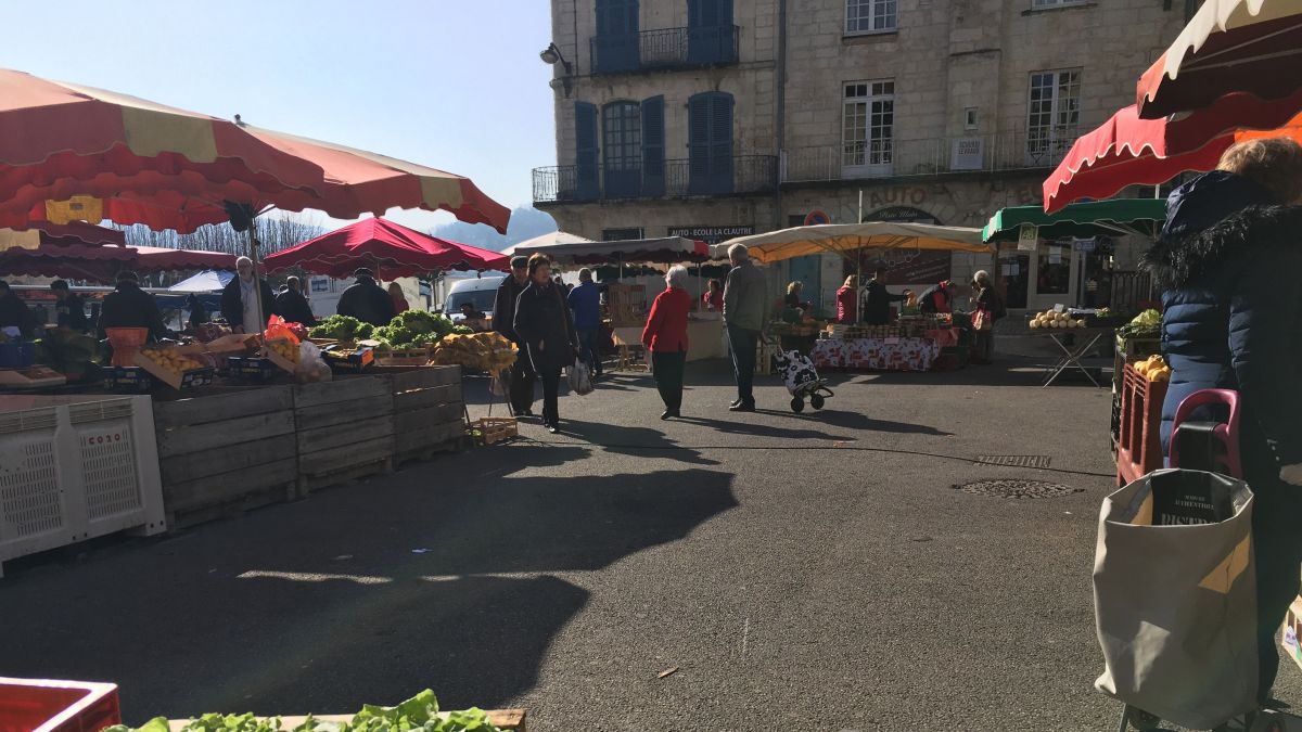 
           Avec la fermeture des marchés, les agriculteurs de  la Dordogne mobilisent les maires pour défendre le modèle local