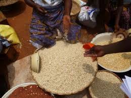 
          Le Nigeria libère 70 000 tonnes de céréales de ses réserves