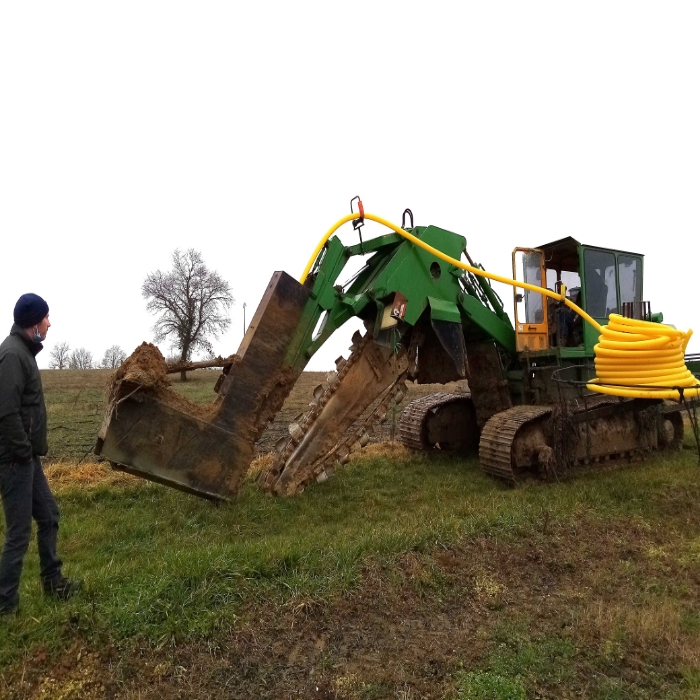 
          Drainage de terres humides, sur lesquelles les récoltes (soja) n'ont pas pu avoir lieu correctement cette année. Nord Lot-et-Garonne, Sud-ouest France 