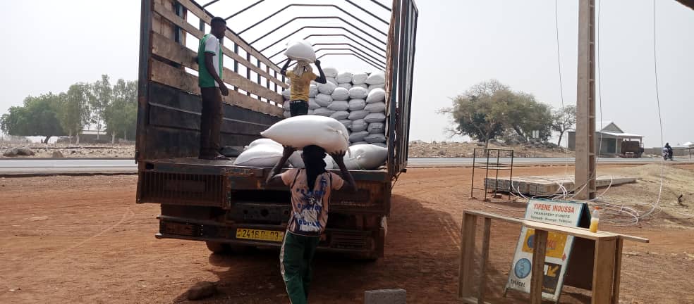 
          Chargement des sojas bio chez SOYCAIN au Burkina faso