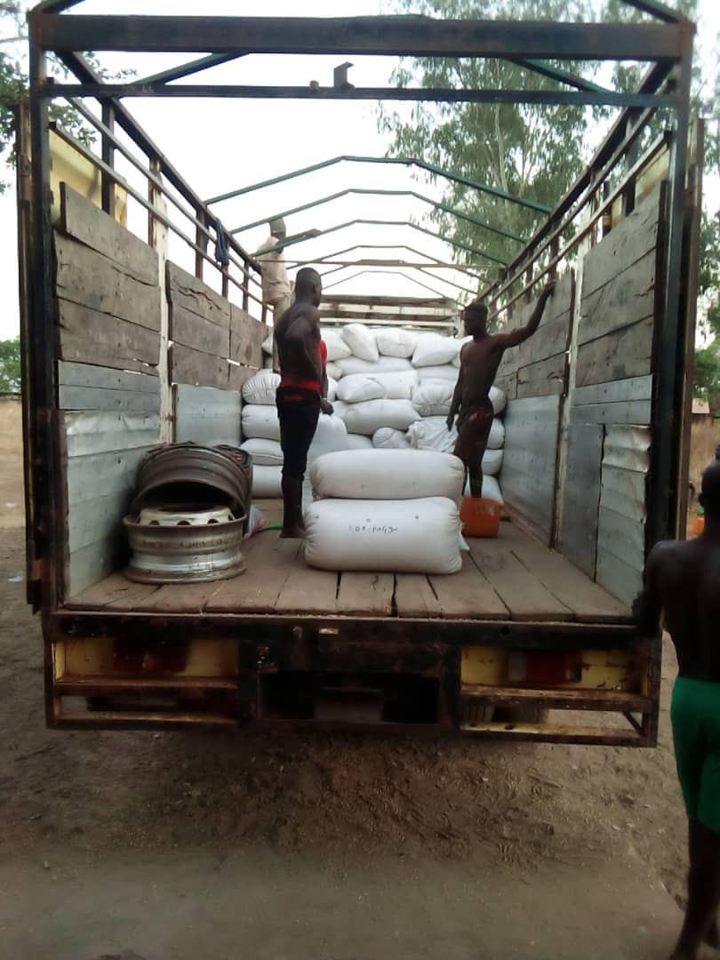 
          Chargement et collecte des sojas bio au Togo chez SOYCAIN